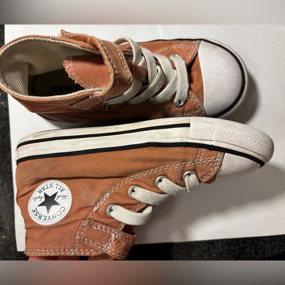 CONVERSE Easy-On Chuck Taylor Velcro Toddler size 9